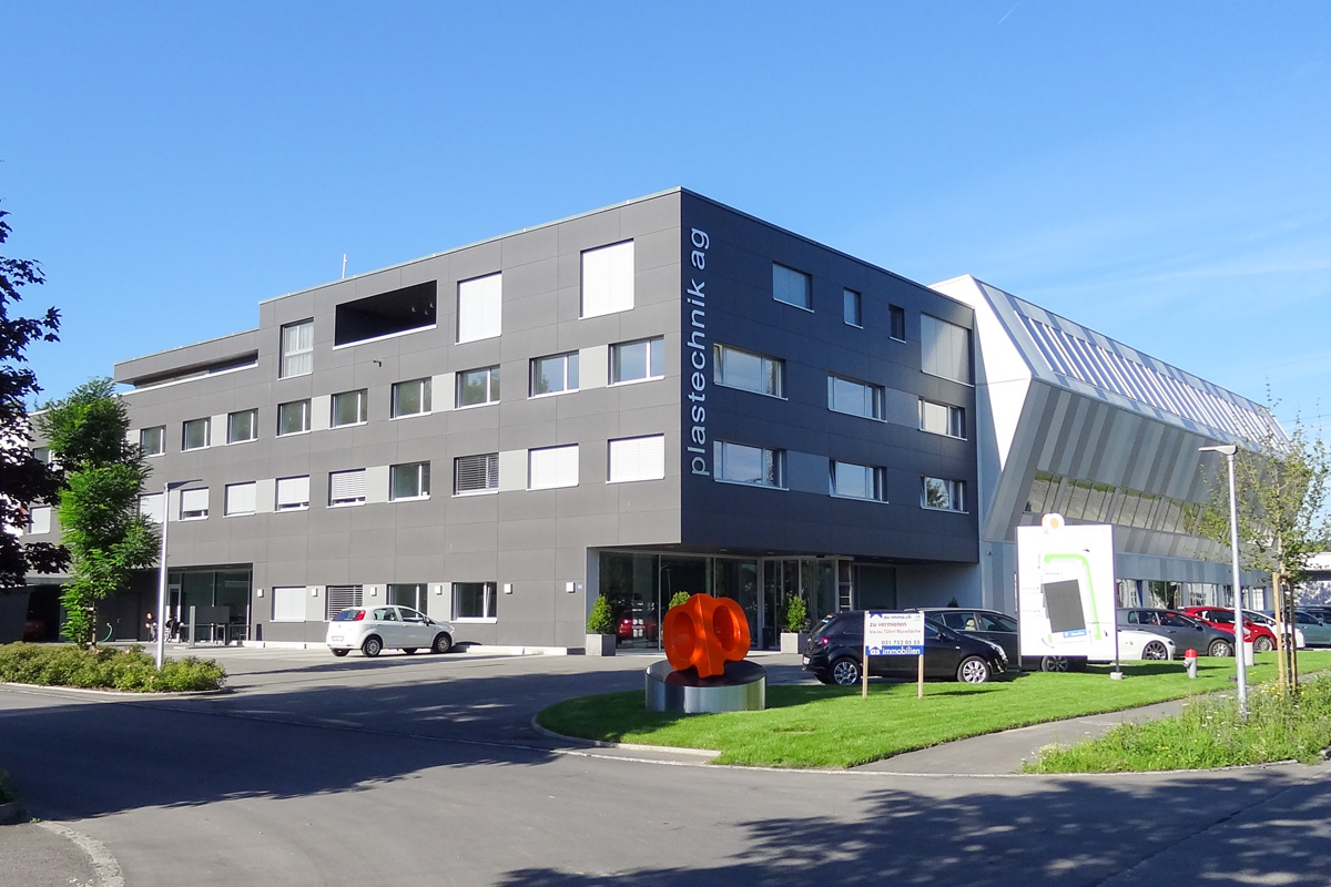 Produktionshalle mit Büro &amp; Wohnungen in Bösingen